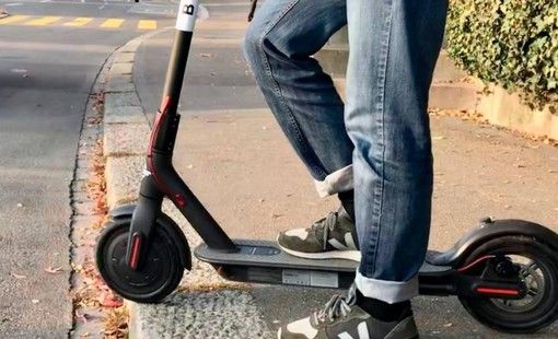 Varese, incidente con il monopattino in viale XXV Aprile: un ferito