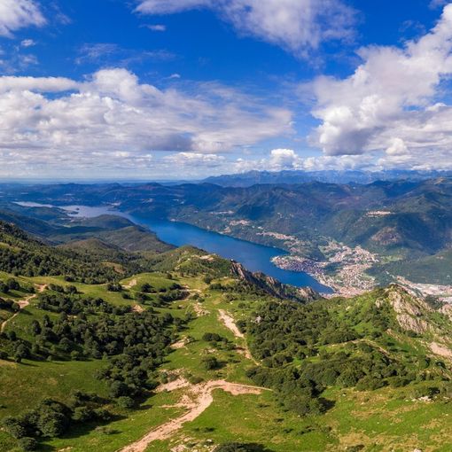 Il Mottarone e il versante del Lago d'Orta (Archivio Fotografico Distretto Turistico dei Laghi - Foto di Marco Benedetto Cerini). Sotto in gallery Valle Vigezzo in bici (foto Ettore Sauro) e Villa Taranto a Verbania (foto Marco Benedetto Cerini)