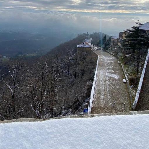 La terrazza del Mosè innevata questa mattina al Sacro Monte