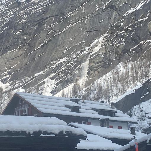 VIDEO. A Macugnaga la neve si stacca dalle cime e precipita nella zona di Pecetto