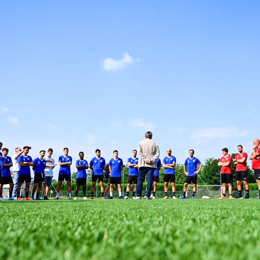Claudio Milanese in mezzo al campo di Gallarate parla alla nuova Solbiatese al primo giorno della nuova stagione (foto Alessandro Umberto Galbiati)