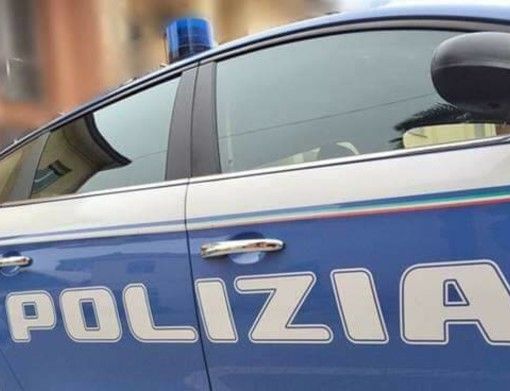 Stuprata e minacciata con un coltello: «Ti ammazzo davanti a tuo figlio». Espulso