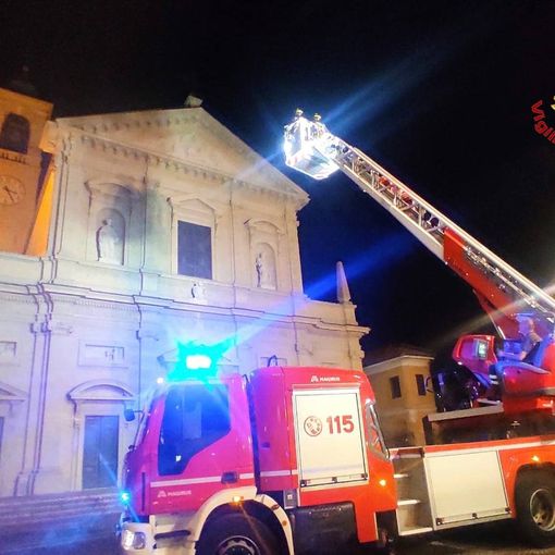 Saronno, ventenne ubriaco sul tetto della chiesa Prepositurale. Salvato da pompieri e carabinieri