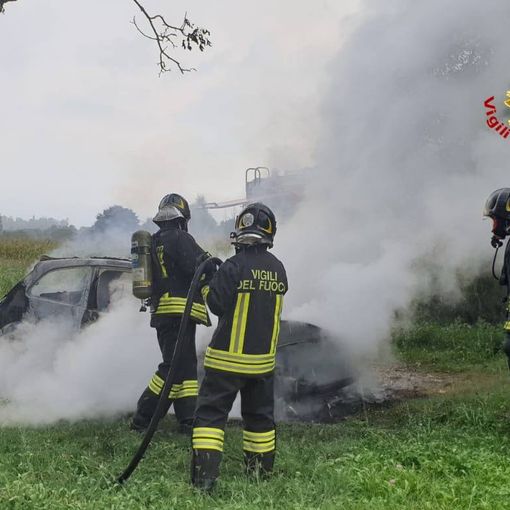 Sesto Calende, auto in sosta distrutta dalle fiamme