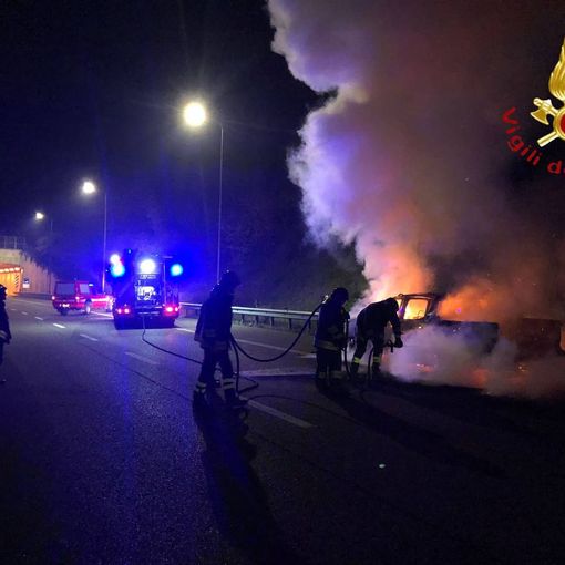 Veicolo distrutto dalle fiamme sulla 336 di Malpensa. Il conducente riesce a mettersi in salvo