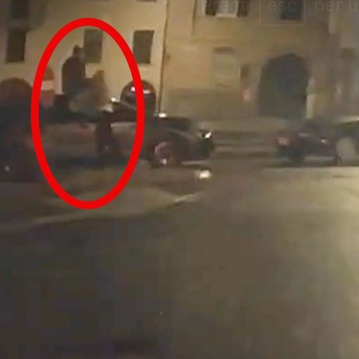 Un uomo cammina sui tetti delle auto in piazza della Motta a Varese