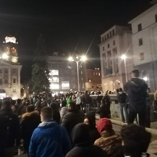Un momento della manifestazione di protesta di ieri sera con 500 persone in piazza Monte Grappa