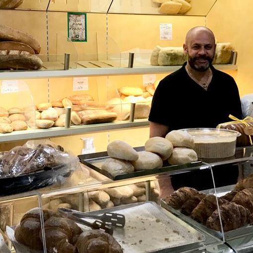 Roberto e Monica Pisoni nel loro storico negozio di Induno Olona