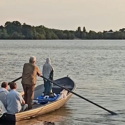 Un momento della processione via lago di venerdì sera