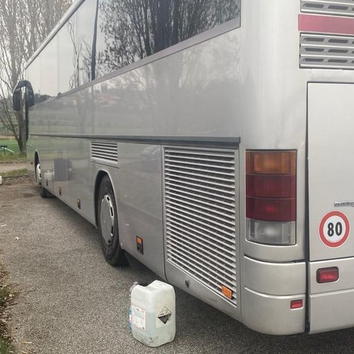 L'ormai celeberrimo pullman dell'anteguerra che ha condotto il Varese ieri in trasferta e che si è poi rotto