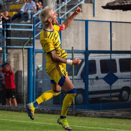 Denni Scapinello, 28 anni: è il capitano della Solbiatese. Esordì dal primo minuto a 18 anni in serie B al Dall'Ara in Bologna-Varese