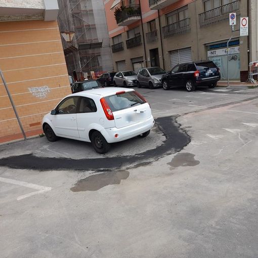 Gli addetti agli scavi per posizionare la fibra ad Albenga hanno aggirato l'ostacolo e proseguito i lavori così... Gli addetti agli scavi per posizionare la fibra ad Albenga hanno aggirato l'ostacolo e proseguito i lavori così...