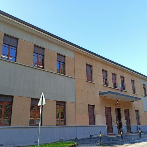 Varese, il dono di Natale alla primaria Ugo Foscolo. «I computer per l'aula di informatica arrivati grazie a un benefattore»