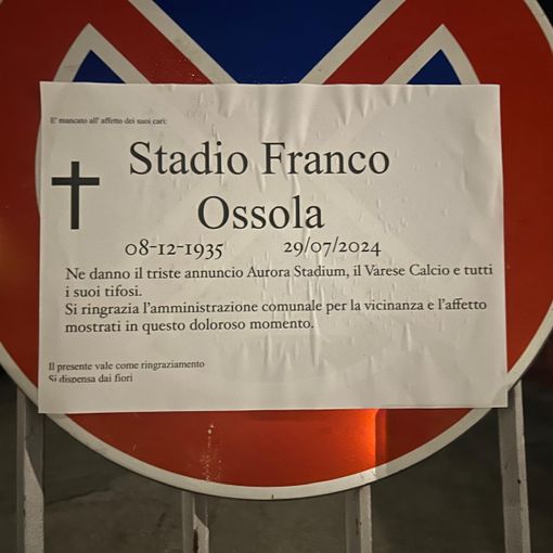 Il cartello comparso fuori dal Franco Ossola oltre a uno striscione contro l'amministrazione comunale Il cartello comparso fuori dal Franco Ossola oltre a uno striscione contro l'amministrazione comunale