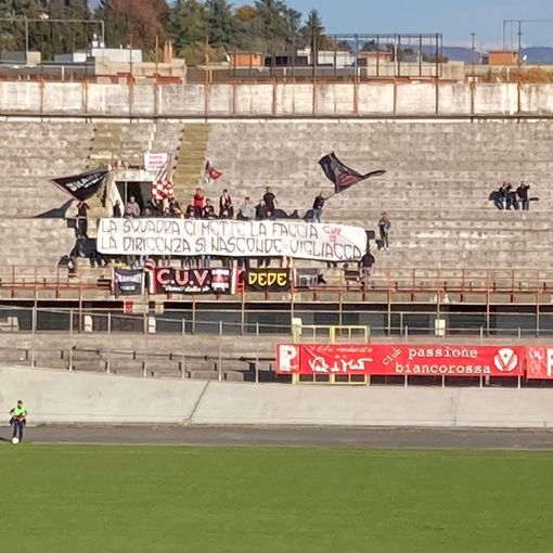 IL VARESE CROLLA: LA CURVA INNEGGIA A PORRO E CONTESTA LA SOCIETÀ, DALLA TRIBUNA CHIEDONO A DE PAOLA DI ANDARSENE