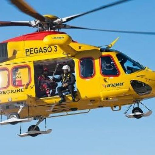 Ragazzo si sente male e finisce in acqua sul lago di Monate: trasportato d'urgenza in ospedale con l'elisoccorso