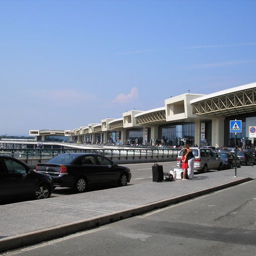 Malpensa, in azione anche la polizia locale di Milano: cinquecento multe per divieto di sosta in tre settimane
