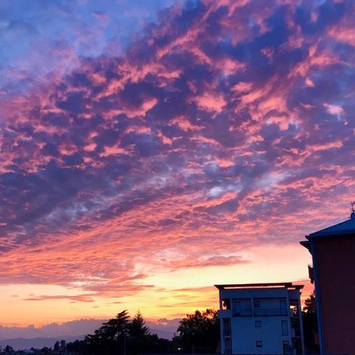 Uno splendido tramonto di fine estate sul cielo di Varese