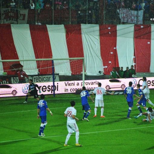 La traversa colpita da Neto sotto gli occhi di Terlizzi, con la maglia numero 88, nella finale di ritorno per la serie A persa contro la Sampdoria (foto Ezio Macchi)
