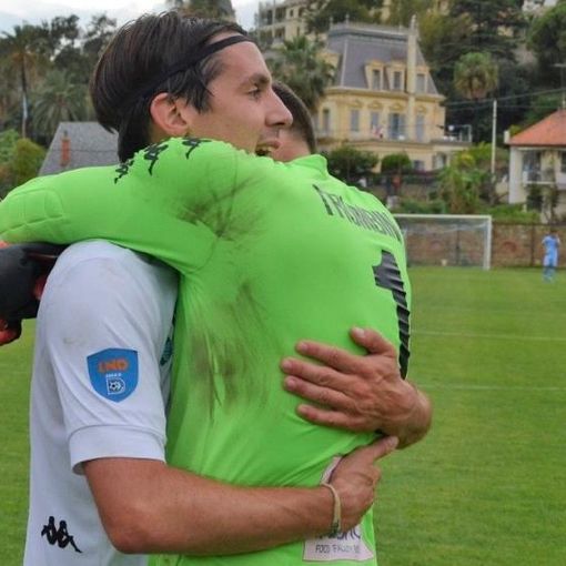 L'abbraccio Mapelli-Trombini dopo la vittoria in finale playoff di Sanremo: qui c'è tutto dell'alchimia vincente biancorossa (foto Ezio Macchi)