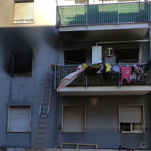 Pompieri portano in salvo mamma con una bimba e un cagnolino bloccati dal fumo a Turate