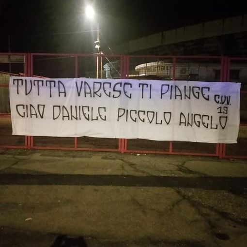 &quot;Tutta Varese ti piange, ciao Daniele piccolo angelo. Ora gioca lassù felice e sereno&quot;: striscione della curva del Varese fuori dallo stadio