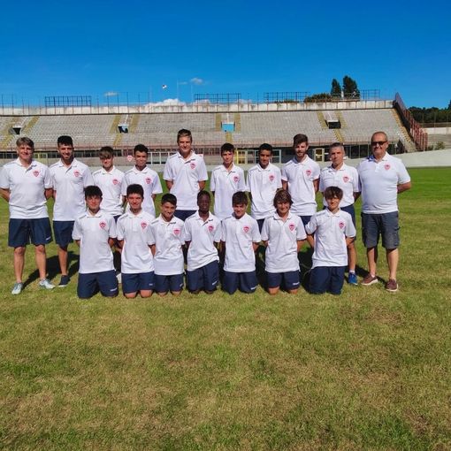 L'Under 15 biancorossa e, nella gallery in basso, lo staff dell’Under 16 (da sinistra Simone Lumastro, Davide Bottone e Thomas Ambrosetti)