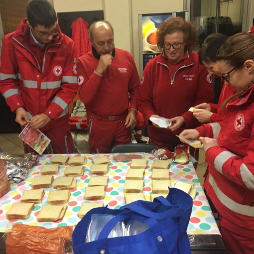 VIDEO e FOTO. Ecco la vera festa: una minestra e delle scarpe donate ai senzatetto dalla Croce Rossa