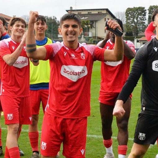 Varesina a -1 dalla vetta e in semifinale di Coppa Italia di serie D: in primo piano Orellana, 22 anni, e il diciannovenne portiere Santulli (Foto Scaringi - Varesina Calcio)
