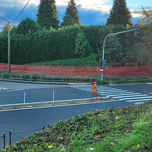 Il semaforo sulla superstrada a Malgesso che verrà sostituito da una rotonda