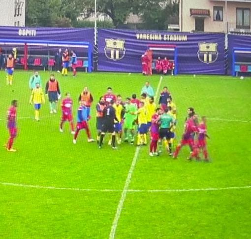 Le proteste finali a Venegono dopo le perdite di tempo degli ospiti su cui l'arbitro non è mai intervenuto