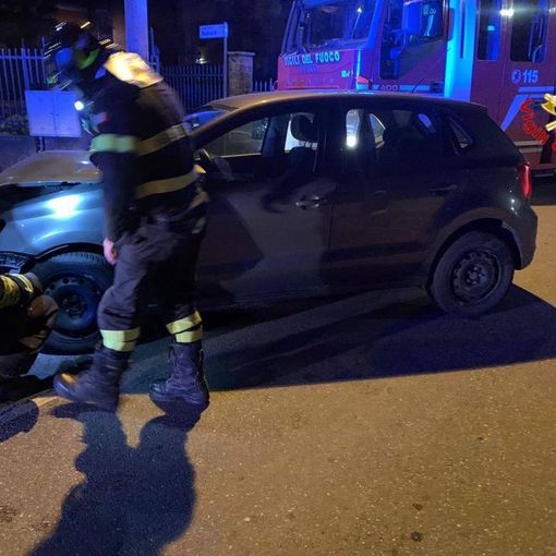 Vedano, auto finisce contro un muro. Soccorsa una ragazza
