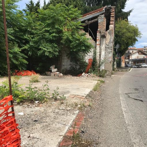Via Gasparotto, corsia ancora chiusa. Il sindaco: «Chiederemo i danni ai proprietari dell'edificio pericolante»