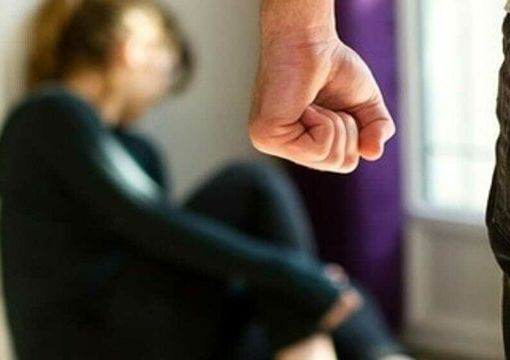 Valmarchirolo: «Presa a calci e obbligata a togliere il piercing»