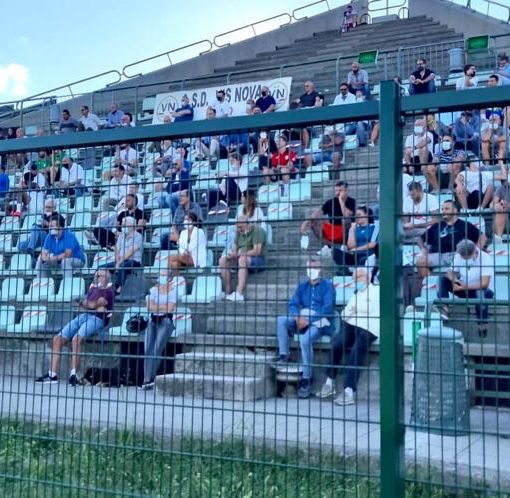 La tribuna di Giussano con il pubblico: porte chiuse ma non per tutti