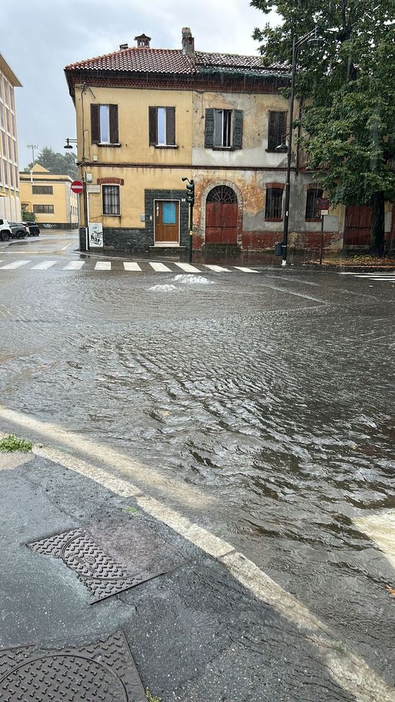 FOTO. Auto ferma nella strada allagata, la Polizia locale di Busto soccorre mamma e bimba