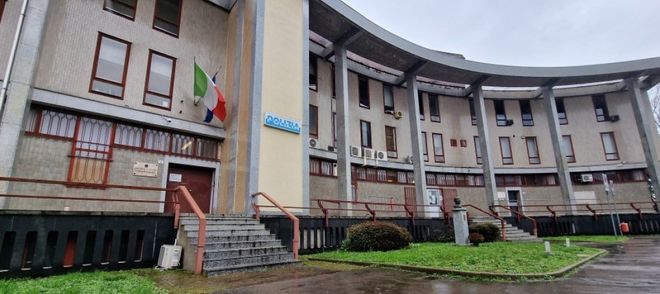 Stalker seriale di Gallarate, perseguita l’ex anche dopo l’ammonimento: scatta il braccialetto elettronico