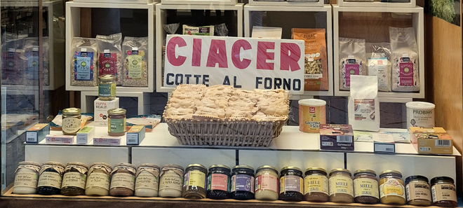 Un vero manifesto: le "ciacer" in bella vista nella vetrina de "Il Cantù"