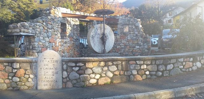 La pietra miliare posizionata al Parco di Cuvio La pietra miliare posizionata al Parco di Cuvio