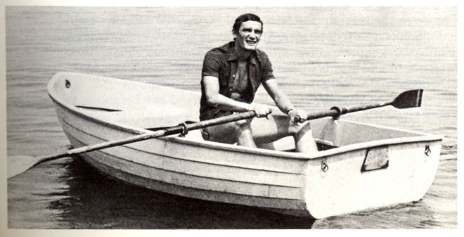 Gigi Riva in barca a Reno, a Leggiuno, nel 1969 (foto da La Varese Nascosta)