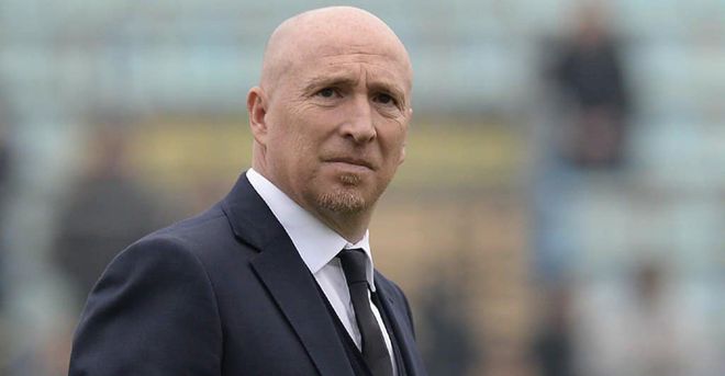 A Rolando Maran (foto dal profilo ufficiale del Brescia Calcio), che guidò il Varese fino alla finale per la A con la Sampdoria, era riuscito di salvare il Brescia in B all'ultima partita. Poi il cataclisma e la scomparsa delle Rondinelle A Rolando Maran (foto dal profilo ufficiale del Brescia Calcio), che guidò il Varese fino alla finale per la A con la Sampdoria, era riuscito di salvare il Brescia in B all'ultima partita. Poi il cataclisma e la scomparsa delle Rondinelle