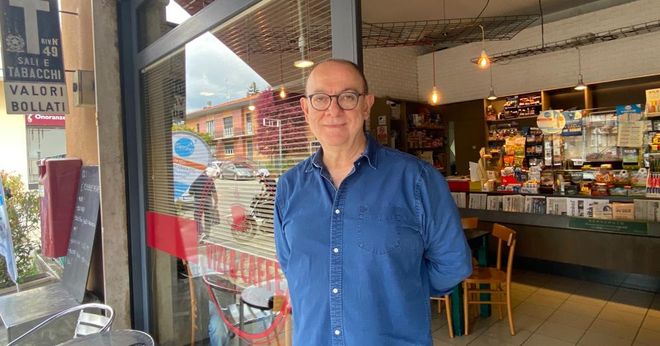 Francesco Montonati fuori dal suo "Vizi & caffè" di viale Borri: papà Angelo aprì nel 1968 con il nome di "Privativa"... Francesco Montonati fuori dal suo "Vizi & caffè" di viale Borri: papà Angelo aprì nel 1968 con il nome di "Privativa"...