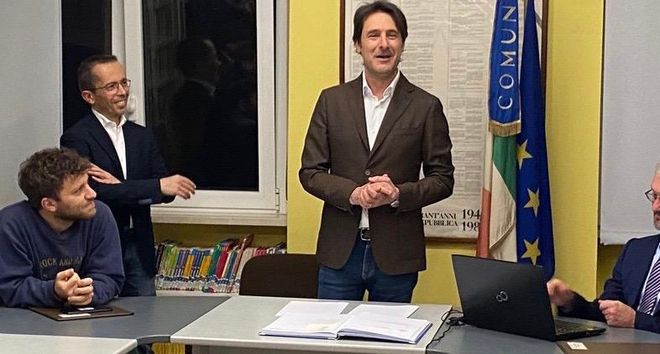 Il saluto di Giuseppe Licata al consiglio comunale di questa sera a Lozza. Accanto a lui Maurizio Runchina, in piedi, neo primo cittadino, e Fabrizio Maroni, figlio dell'indimenticabile Bobo