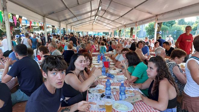 Stand gastronomico protagonisti nel fine settimana in provincia di Varese: nella foto le tavolate della manifestazione "Tri dì in cumpagnia" di Sesto Calende