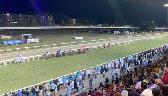 Luci all'ippodromo delle Bettole: stasera a Varese la voglia di correre batte il De Profundis Luci all'ippodromo delle Bettole: stasera a Varese la voglia di correre batte il De Profundis