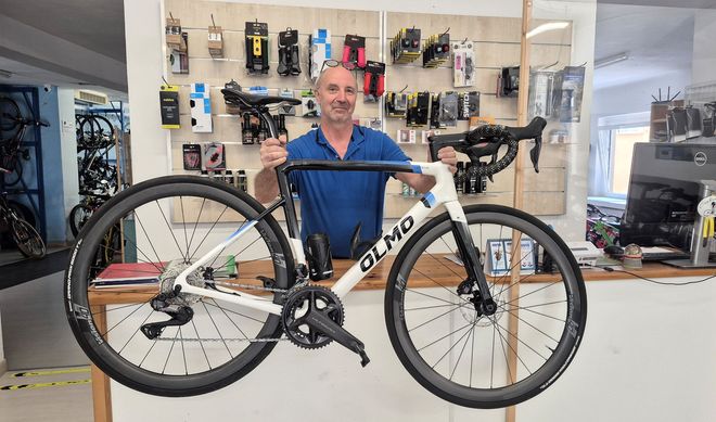 Angelo Zoccarato, il “Zocca”, classe 1964 nel suo “Zocca Cicli” in via Giovanni Amendola 5 a Masnago