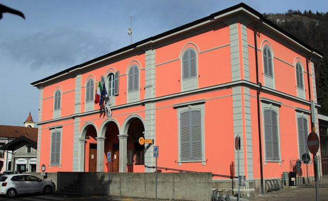 Il municipio di Sangiano Il municipio di Sangiano