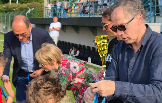 Franco Baresi e Walter De Vecchi premiano i piccoli calciatori protagonisti della prima giornata del Memorial Aldo Bet al Chinetti di Solbiate Franco Baresi e Walter De Vecchi premiano i piccoli calciatori protagonisti della prima giornata del Memorial Aldo Bet al Chinetti di Solbiate