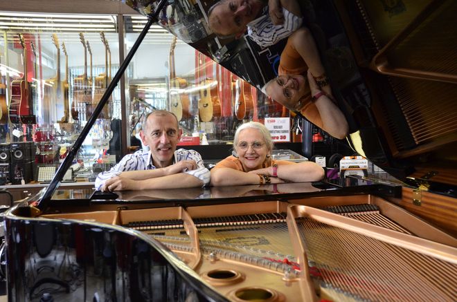 Paolo e Nadia Molteni protetti da un pianoforte nella plurisecolare "casa" da dove Varese è una bella musica per tutti coloro che vi si affacciano. Molteni Strumenti Musicali in via Bizzozero, prima di piazza Repubblica, è una nota di pura magia dal 1919