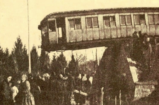 LA VARESE NASCOSTA. Febbraio 1905, quell'incidente ferroviario in centro a Varese e quel vagone sospeso sulla folla LA VARESE NASCOSTA. Febbraio 1905, quell'incidente ferroviario in centro a Varese e quel vagone sospeso sulla folla